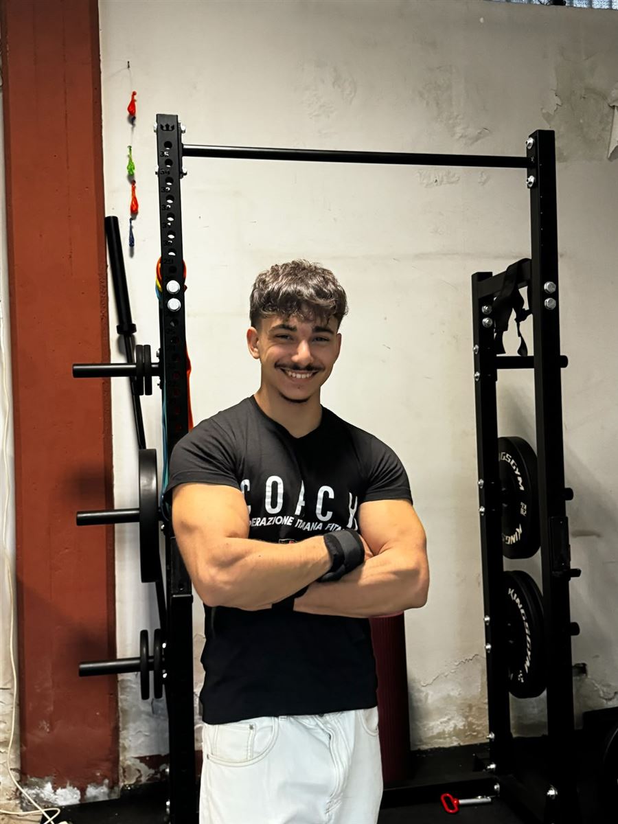 Damiano Tropea, personal trainer, a braccia conserte in palestra