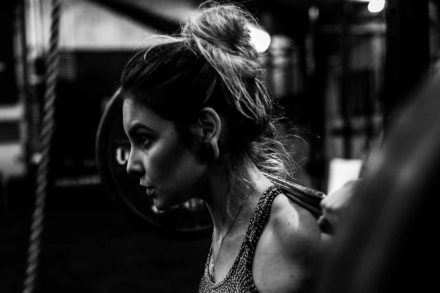 Persona che si allena in palestra con concentrazione durante una serie