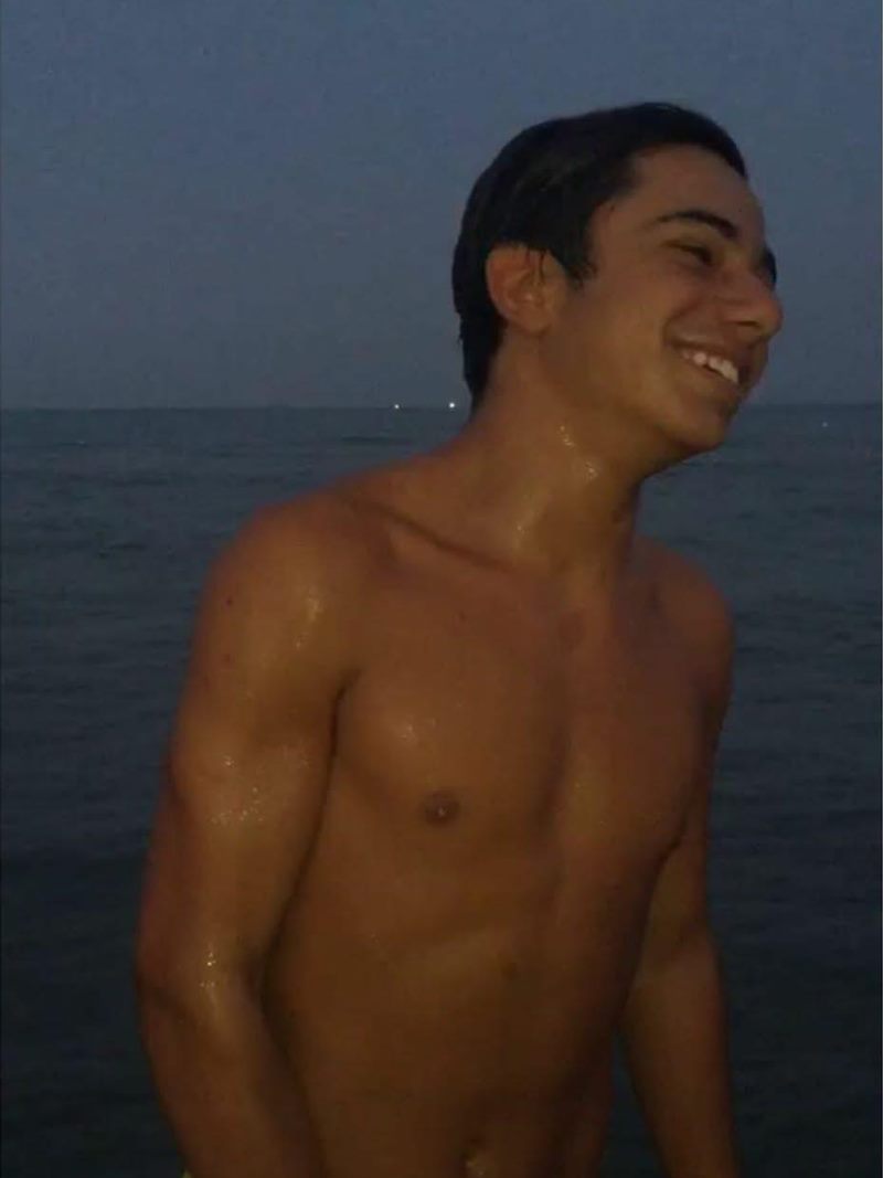 Damiano Tropea agli inizi del suo percorso, sorridente di sera in riva al mare