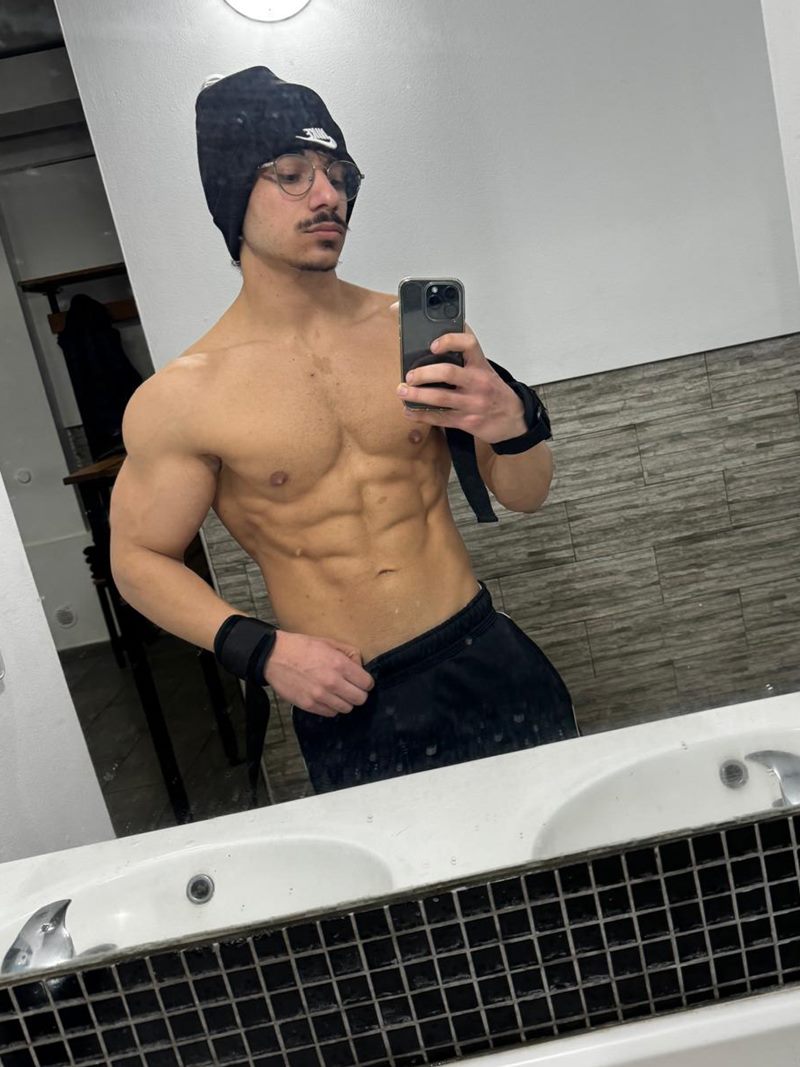 Damiano Tropea allo specchio dello spogliatoio della palestra