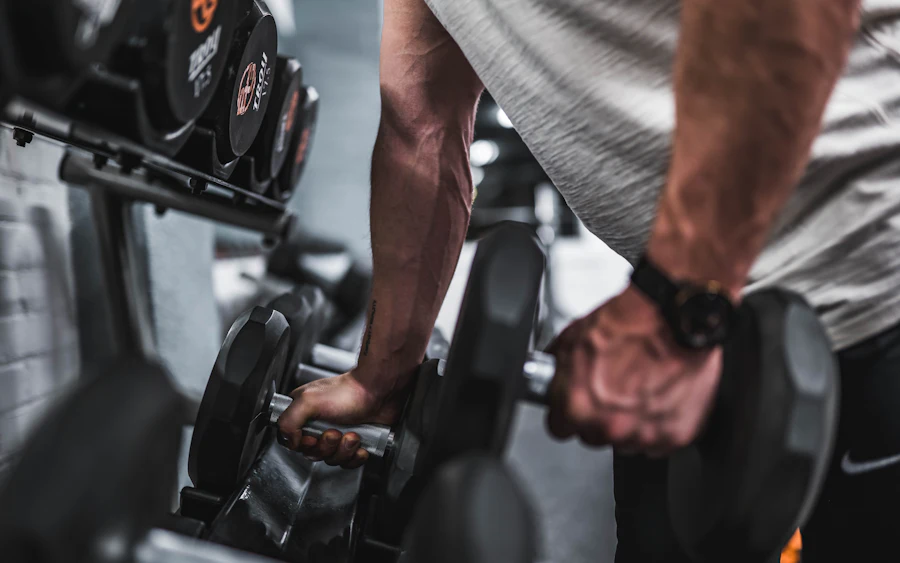 Allenamento con manubri guidato in palestra